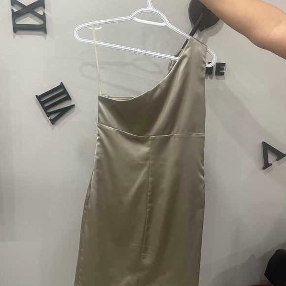 Dresses - Picture 6 of 12